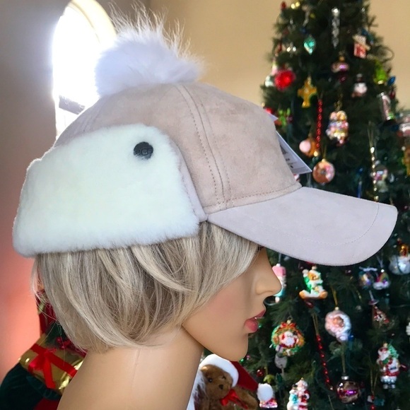 Brand New UGG Genuine Fur Shearling Sheepskin Trapper Cap Hat w/ Pom in Sand - Picture 7 of 16